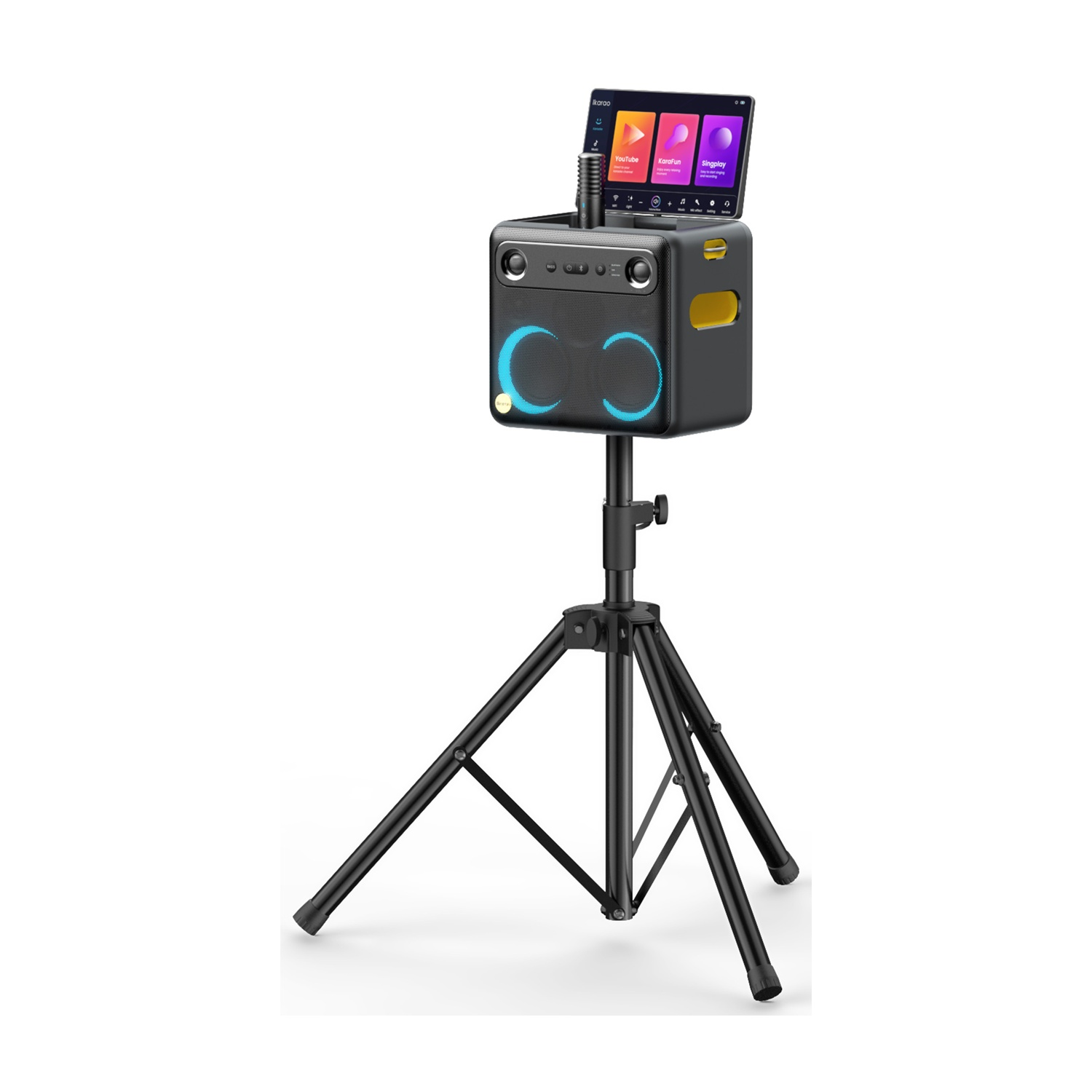 Una macchina per karaoke nera con tablet, microfono e altoparlanti, montata su un treppiede nero su sfondo bianco.