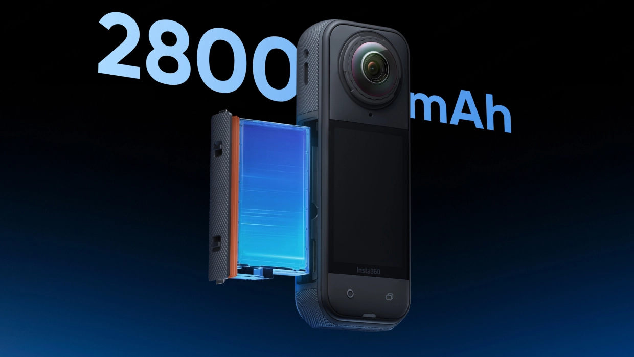 Eine schwarze Insta360-Kamera mit offenem Batteriefach, das einen blauen Akku zeigt. Im Hintergrund steht der Text '2800 mAh'.