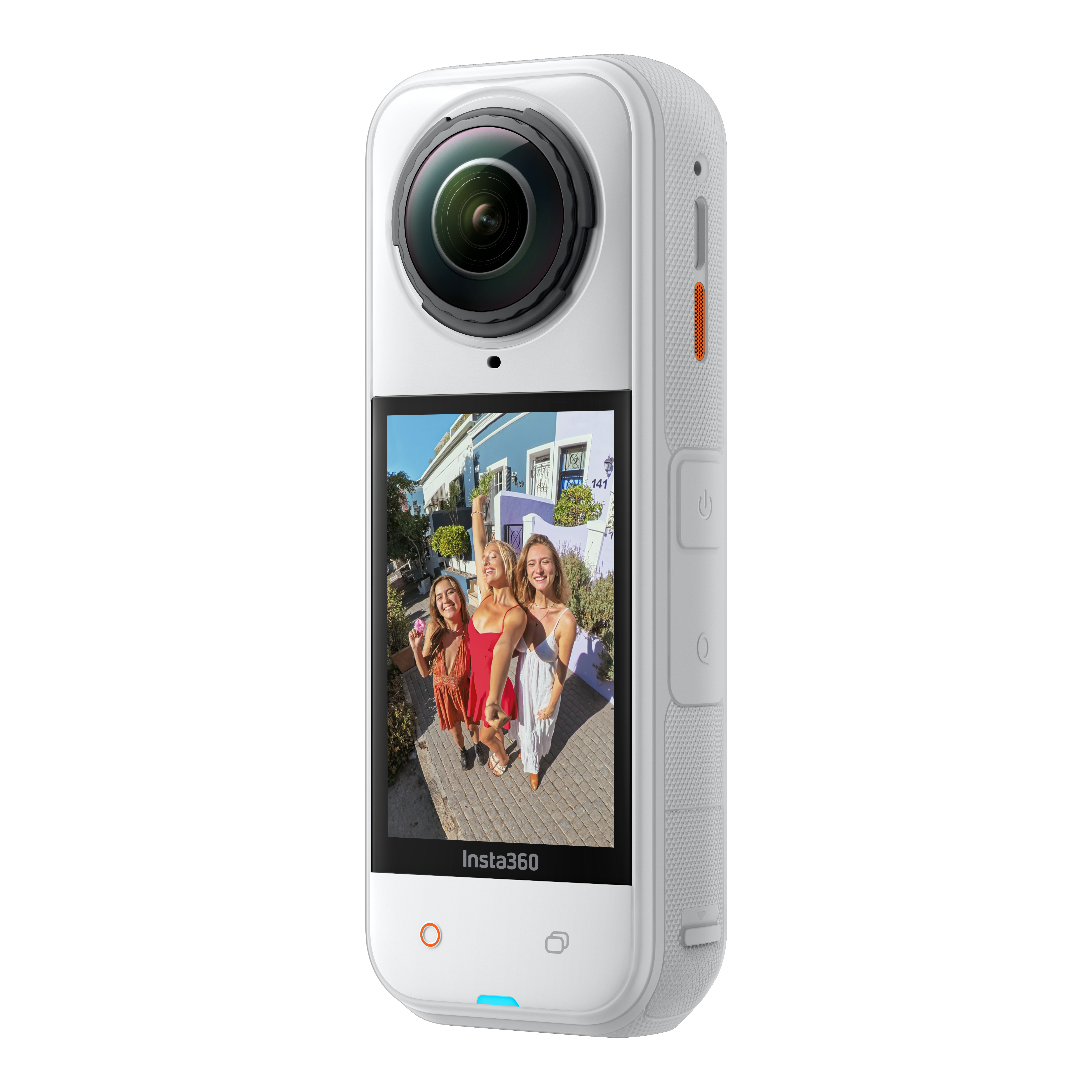 Weiße Insta360-Kamera zeigt ein Selfie mit drei Frauen. Die Kamera hat einen Bildschirm und ein Objektiv.