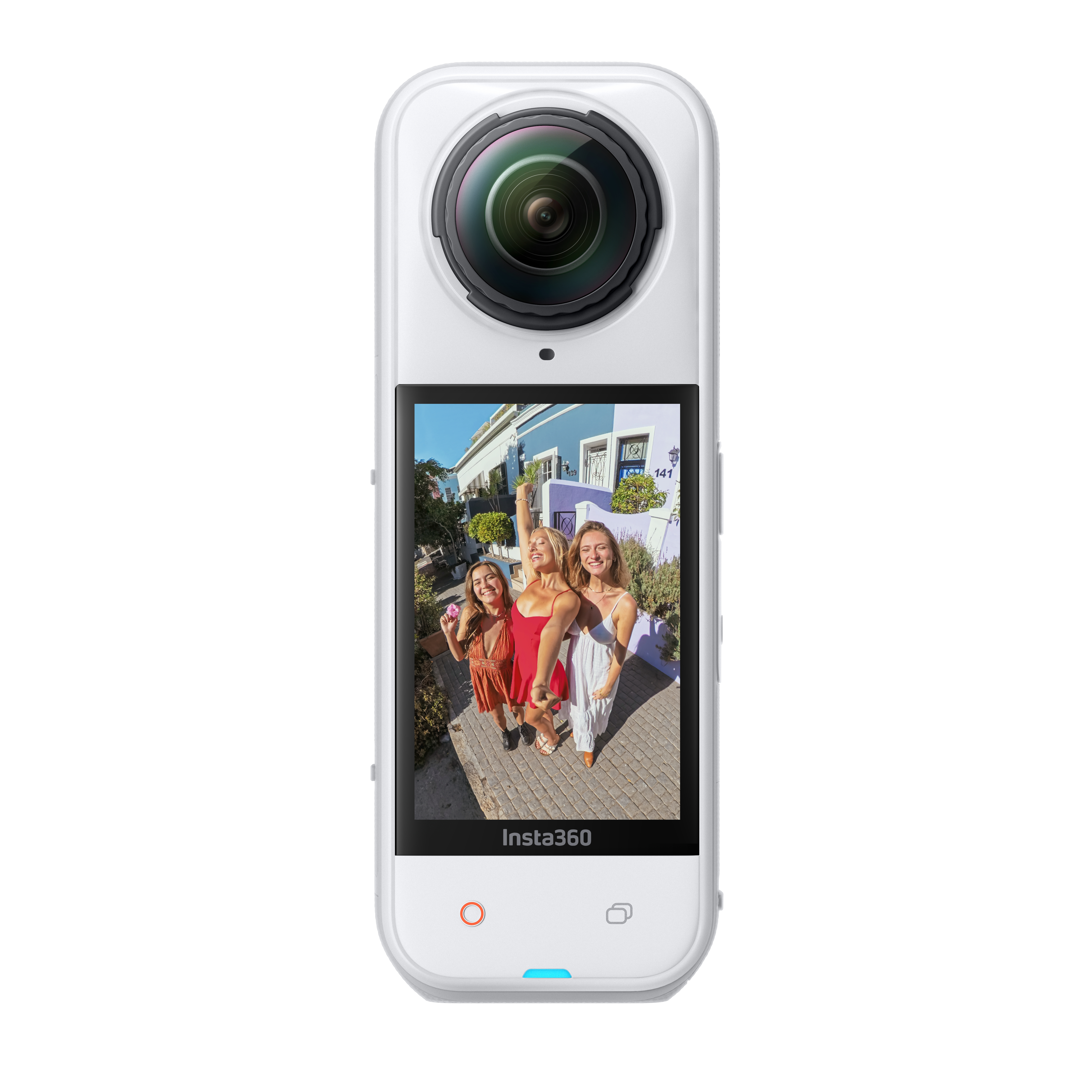 Weiße Insta360-Kamera, die drei Frauen in bunten Kleidern zeigt, die vor Gebäuden posieren. Kamera hat ein Objektiv und einen Bildschirm.