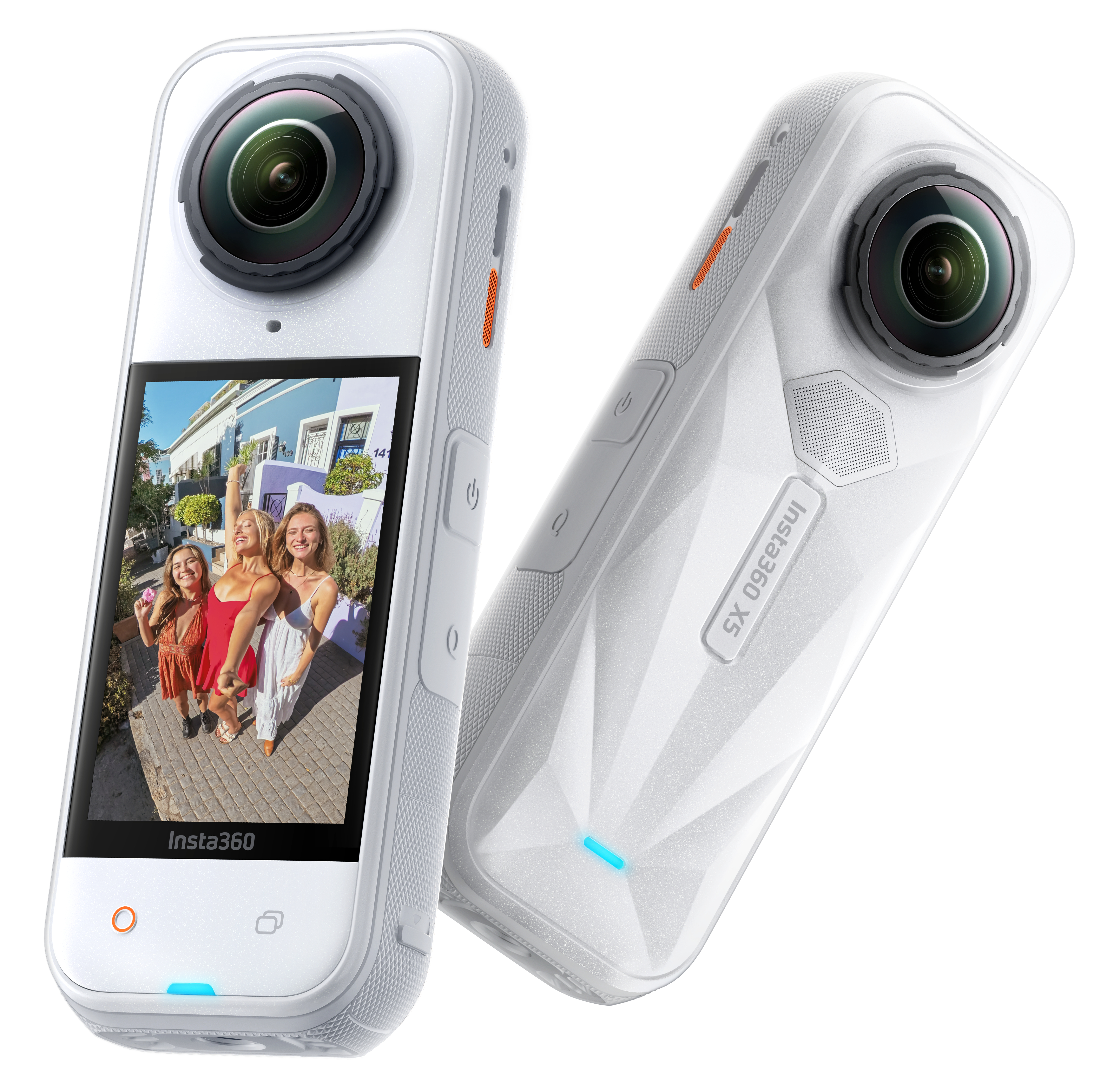 Weiße Insta360 X3 Kamera. Das Display zeigt drei Frauen beim Selfie. Die Kamera hat zwei Objektive und orangefarbene Akzente.