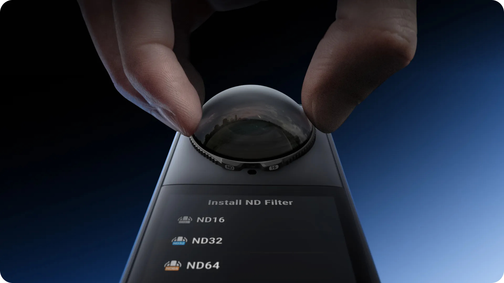 Eine Hand installiert einen ND-Filter auf einem Kameraobjektiv. Der Bildschirm zeigt Optionen für ND16-, ND32- und ND64-Filter an.