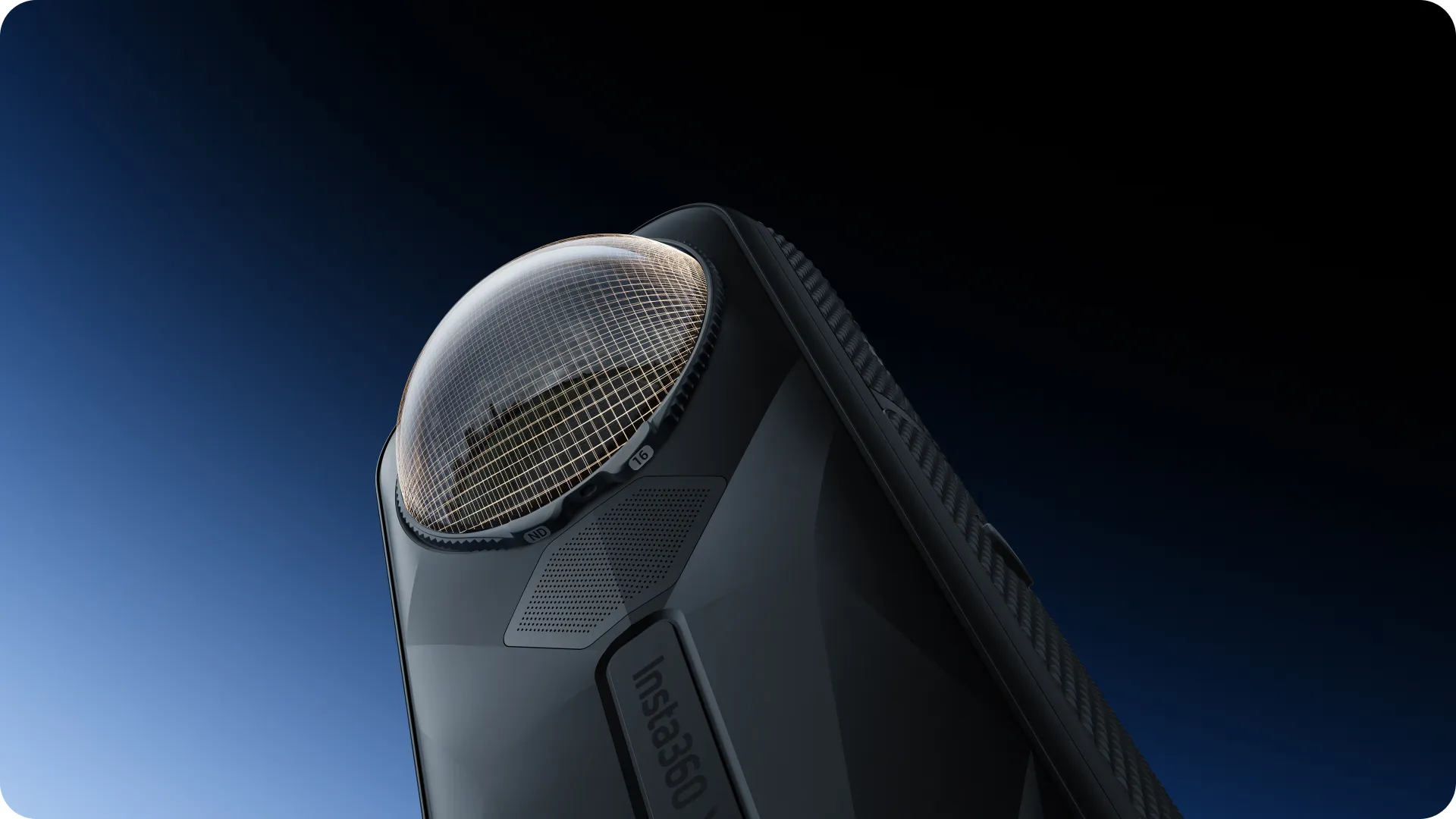 Eine schwarze Insta360-Kamera mit abgerundeter Linse und Gittermuster vor einem blau-schwarzen Hintergrund.