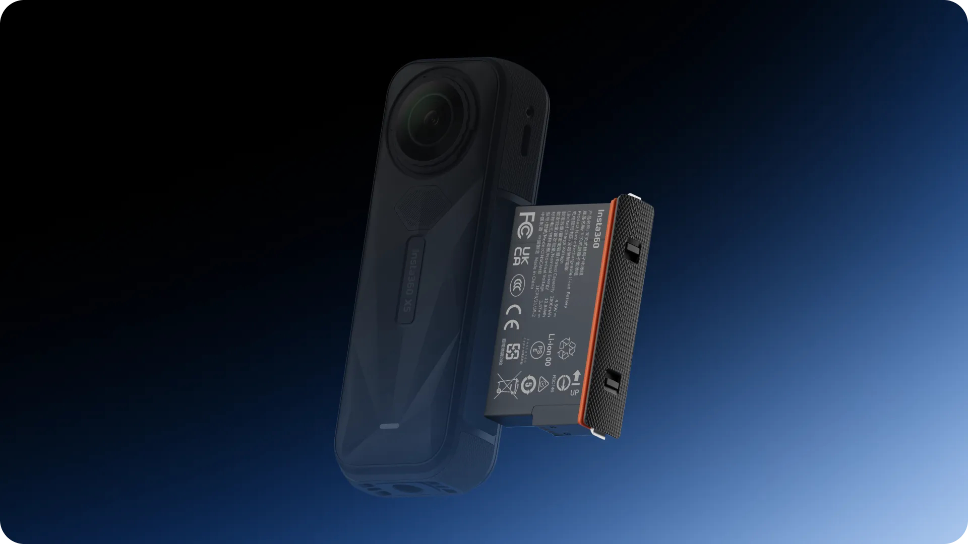 Schwarze Insta360 X5 Kamera mit befestigtem Akku. Der Akku ist grau und orange. Der Hintergrund ist ein Blauton.