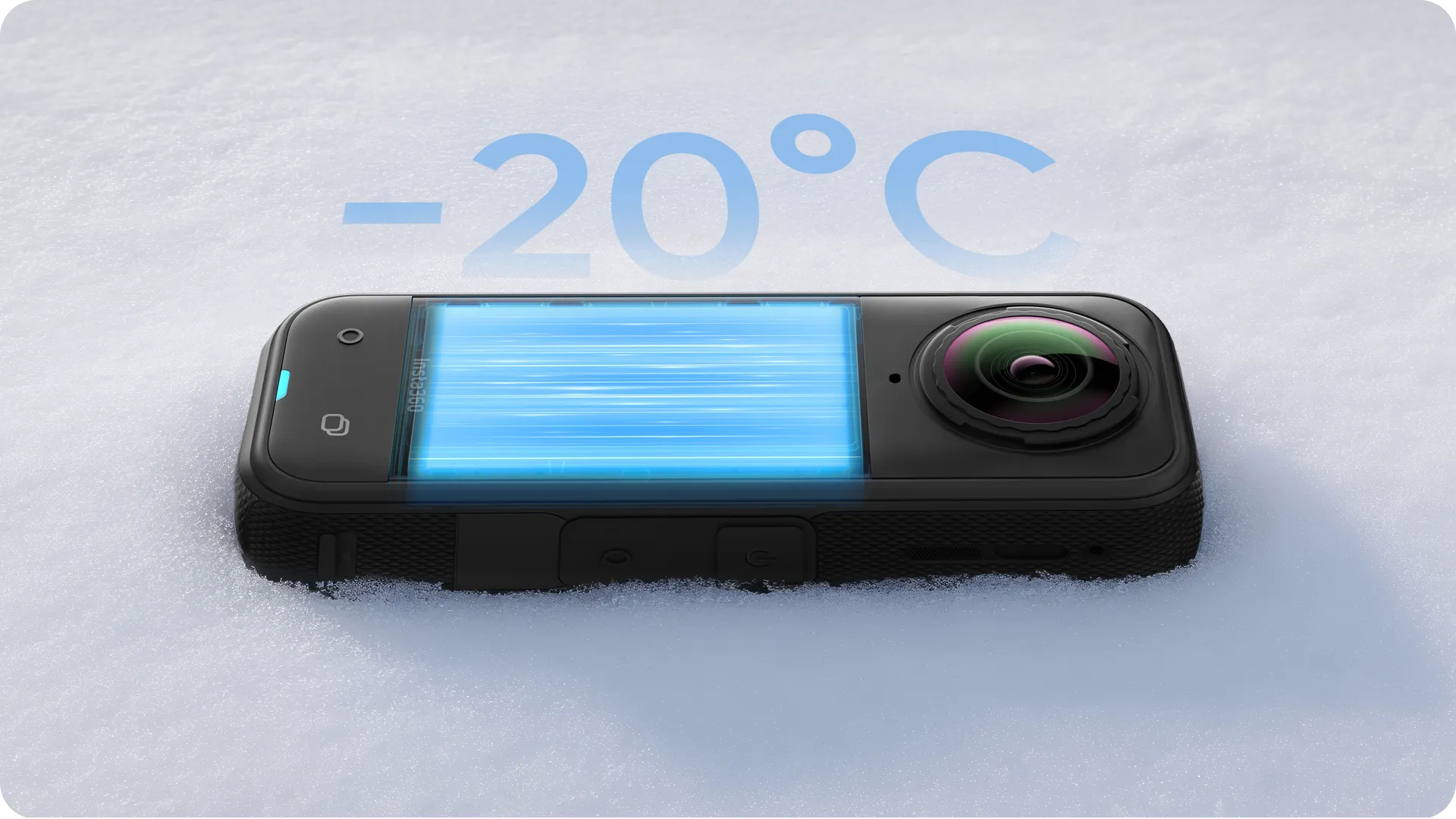 Eine schwarze Action-Kamera liegt auf Schnee, im Hintergrund -20°C. Die Kamera hat einen Bildschirm und ein Objektiv.