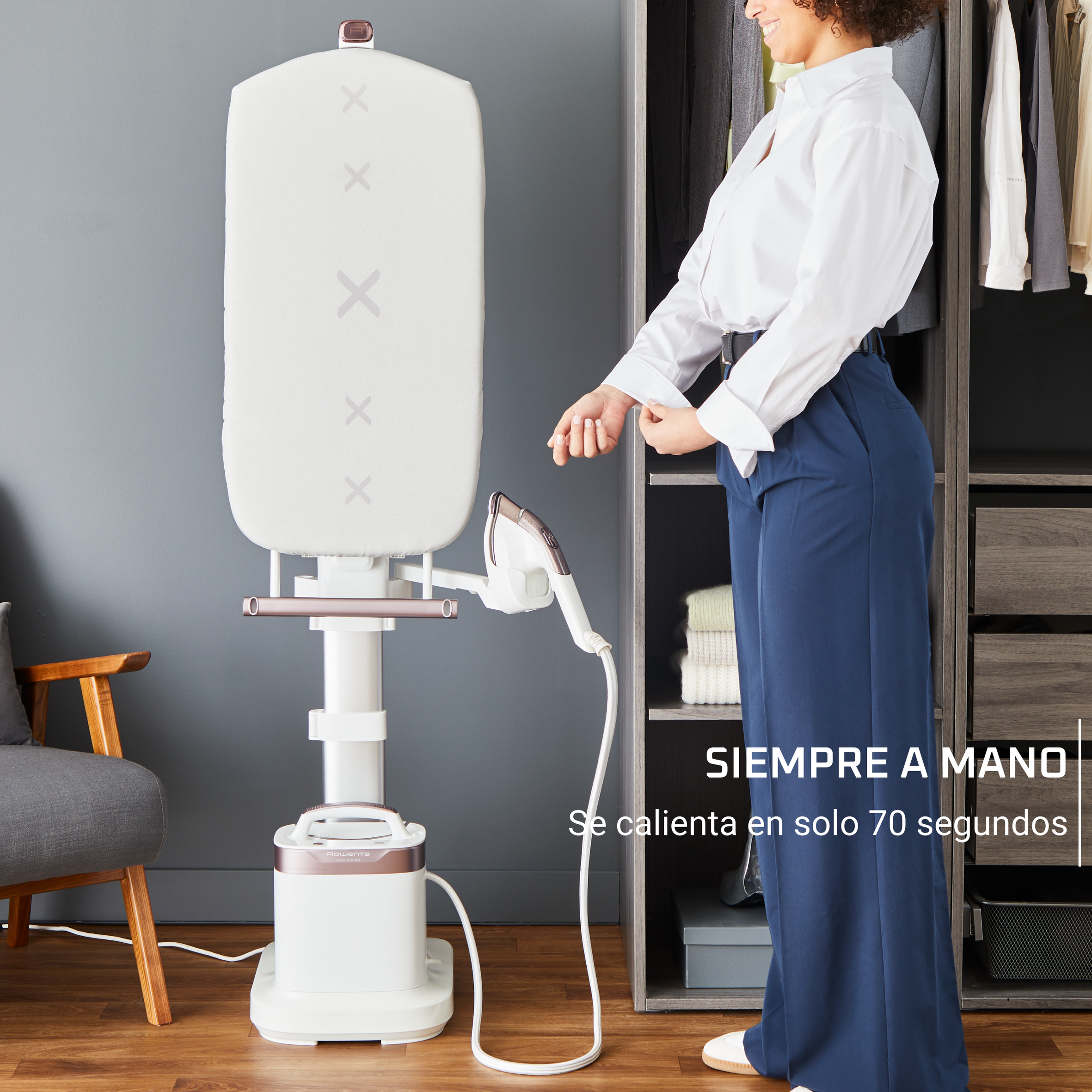 Una mujer se ajusta la manga. A la izquierda hay un vaporizador. El texto dice: 'Siempre a mano' y 'Se calienta en solo 70 segundos'.
