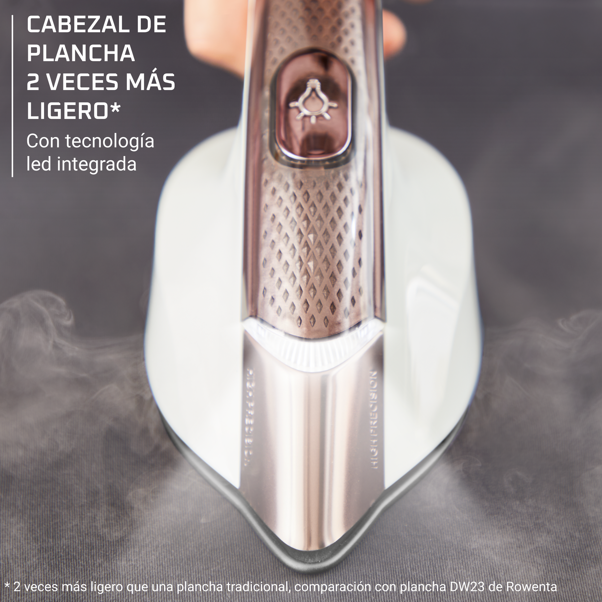 Una cabeza de plancha blanca y cobre humeante. El texto dice 'más ligero' y 'tecnología led'. Tejido oscuro de fondo.
