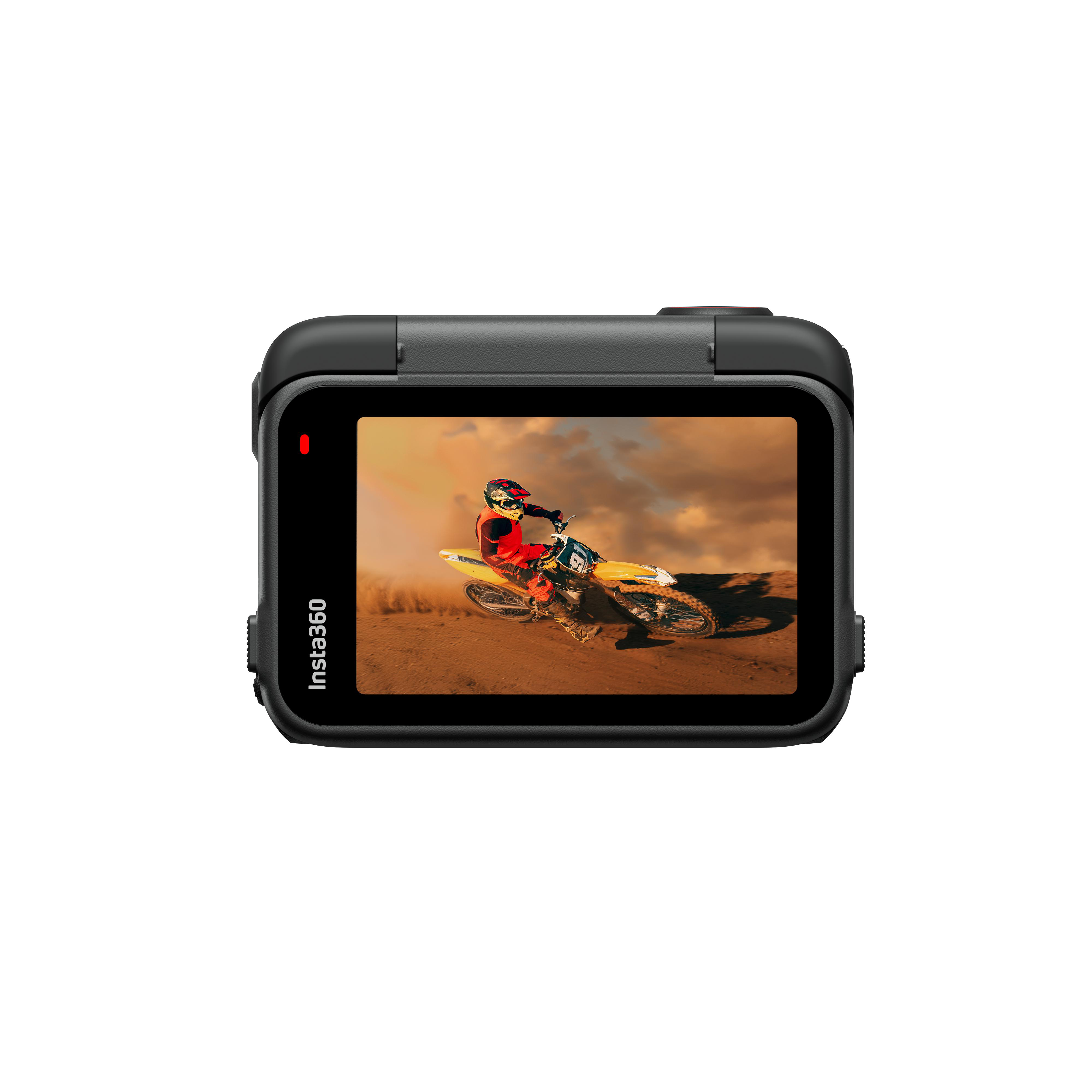 Eine schwarze Insta360-Kamera zeigt einen Motocross-Fahrer auf einem gelben Motorrad, der Staub aufwirbelt.