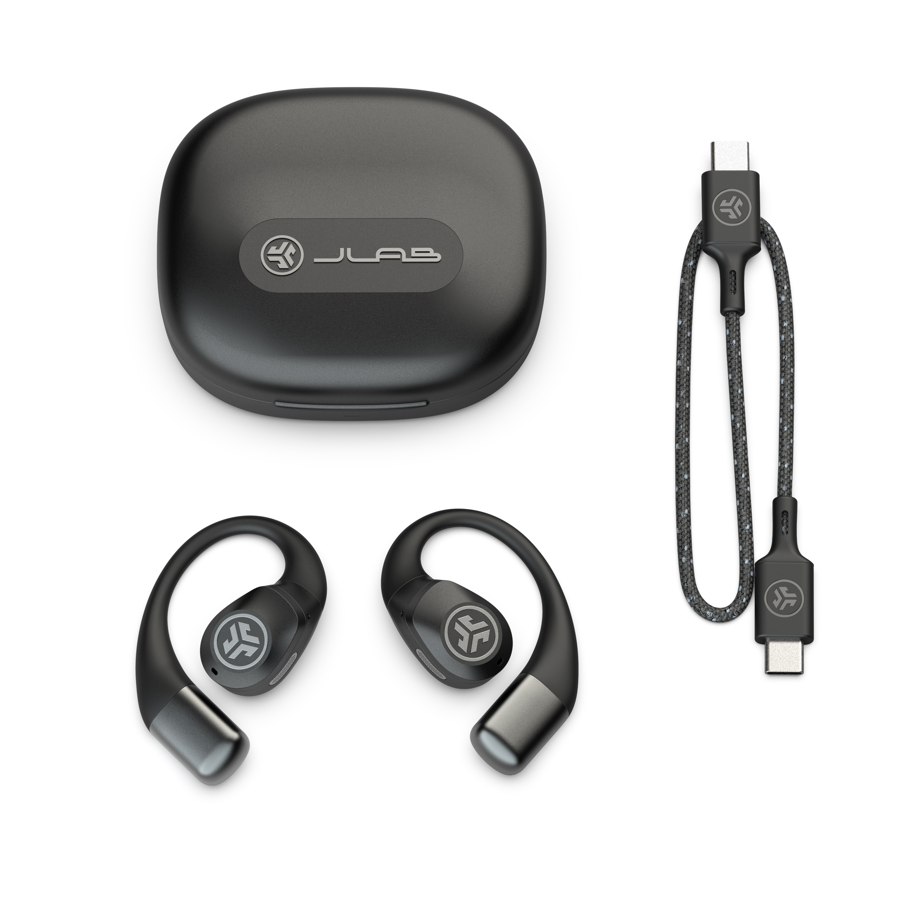 Schwarze JLab-Ohrhörer, Hülle und USB-C-Kabel auf weißem Hintergrund. Ohrhörer haben Ohrbügel. Hülle mit JLab-Logo.