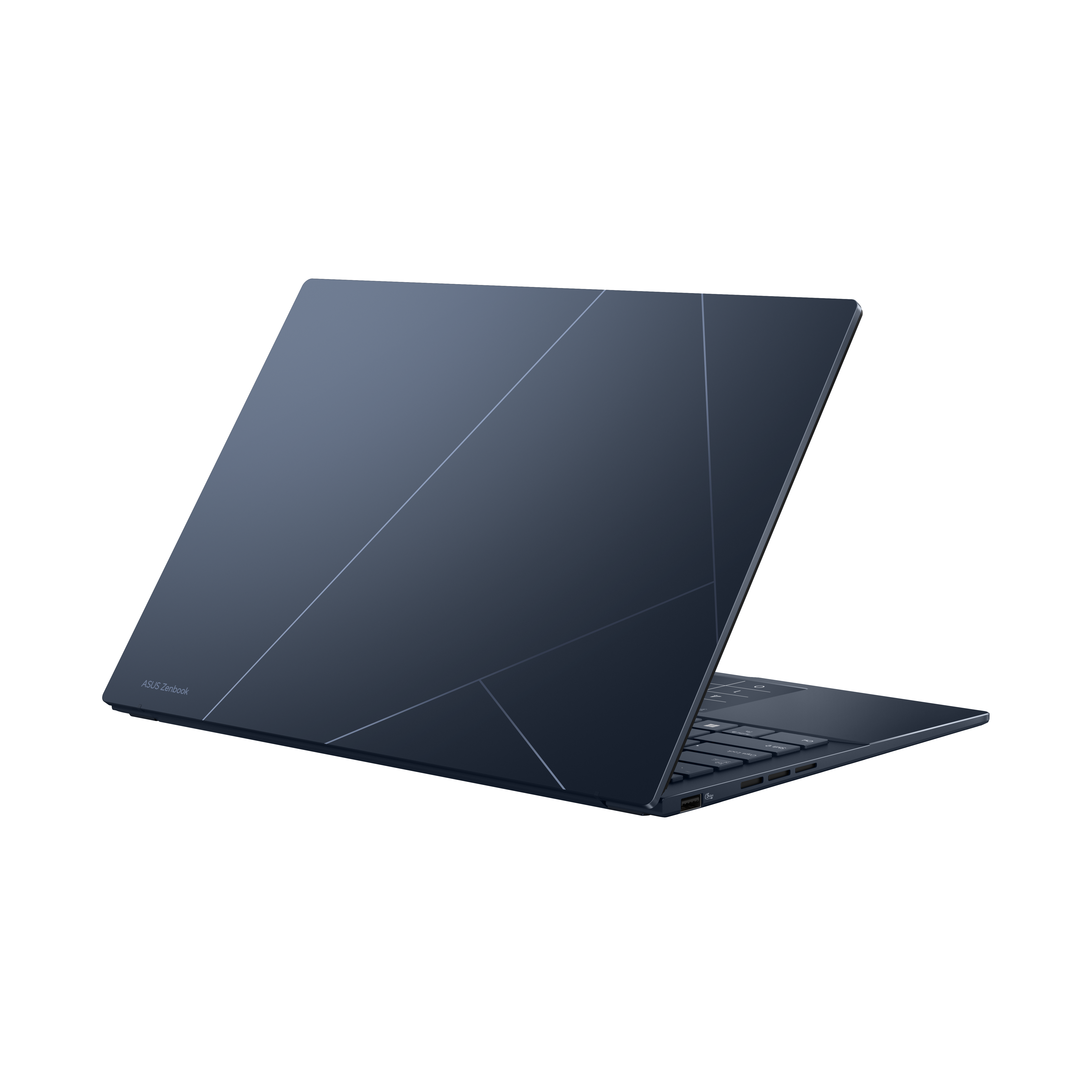 Een donkerblauwe laptop staat een beetje open. De bovenkant heeft geometrische lijnen. Toetsenbord en poorten zijn zichtbaar.