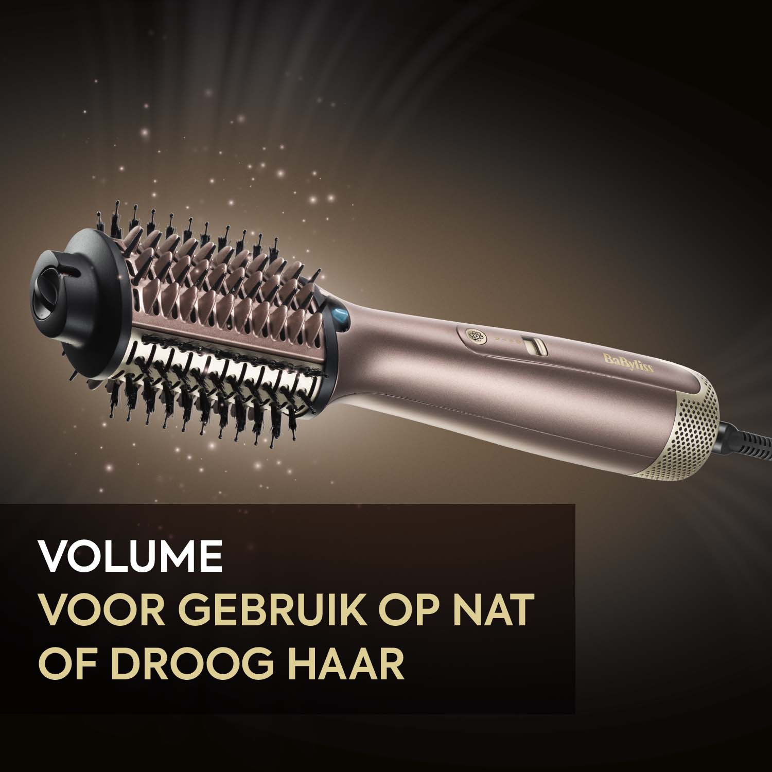 A brown Babyliss hair styler with text that reads 'VOLUME VOOR GEBRUIK OP NAT OF DROOG HAAR' on a dark background.