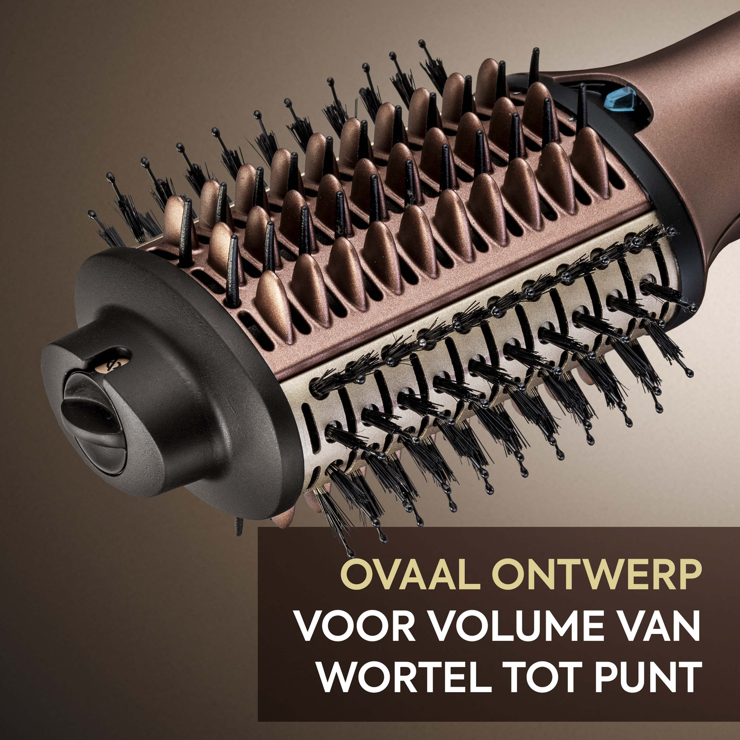 Close-up of a hair styling brush. The brush is brown and black, with bristles and a rounded head. Text overlay: OVAL ONTWERP.