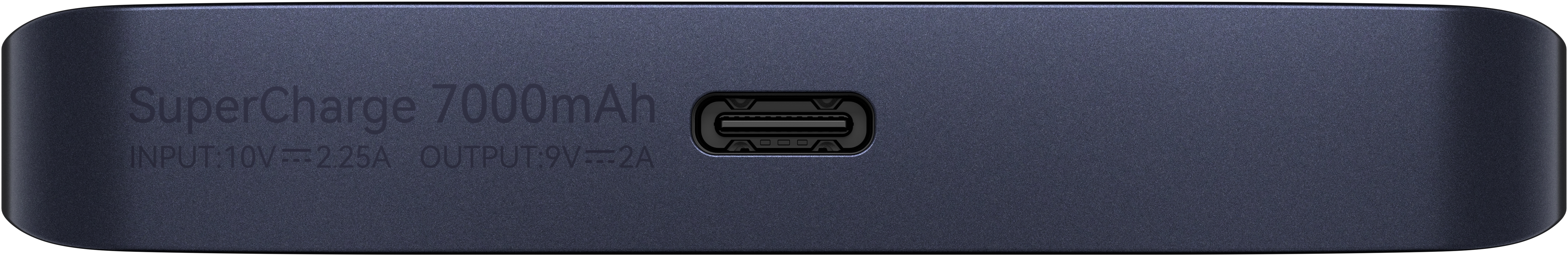 Sötétkék power bank USB-C porttal és szöveggel: SuperCharge 7000mAh. A bemeneti/kimeneti részletek láthatók.