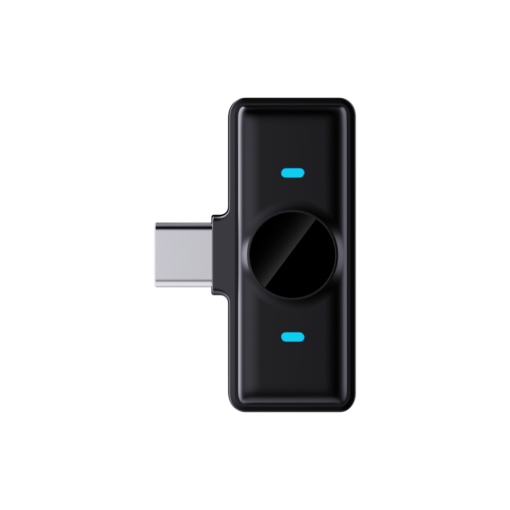 Fekete eszköz USB-C csatlakozóval. Kerek gombja és két kék jelzőfénye van. Fekete háttér előtt.