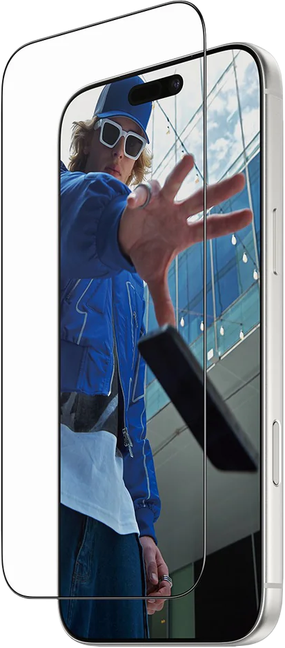 Ein Mann mit Sonnenbrille und blauer Jacke greift nach einem Telefon. Ein Displayschutz befindet sich auf dem Bildschirm.