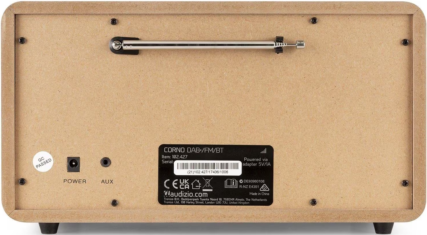 Une radio en bois avec une antenne rétractable, des boutons de commande et une entrée d'alimentation. Étiquettes : 'QC Passed' et 'AUX'.