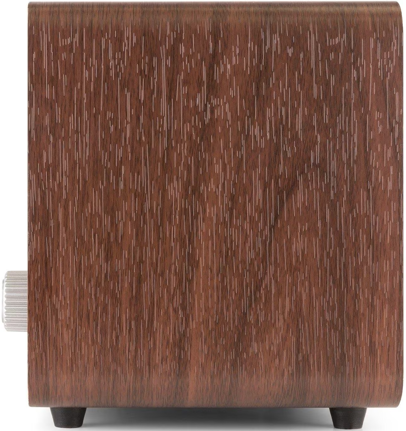 Une boîte en bois avec un bouton et de petits pieds. Le bois a un motif de grain brun foncé. Un bouton argenté est sur le côté gauche.