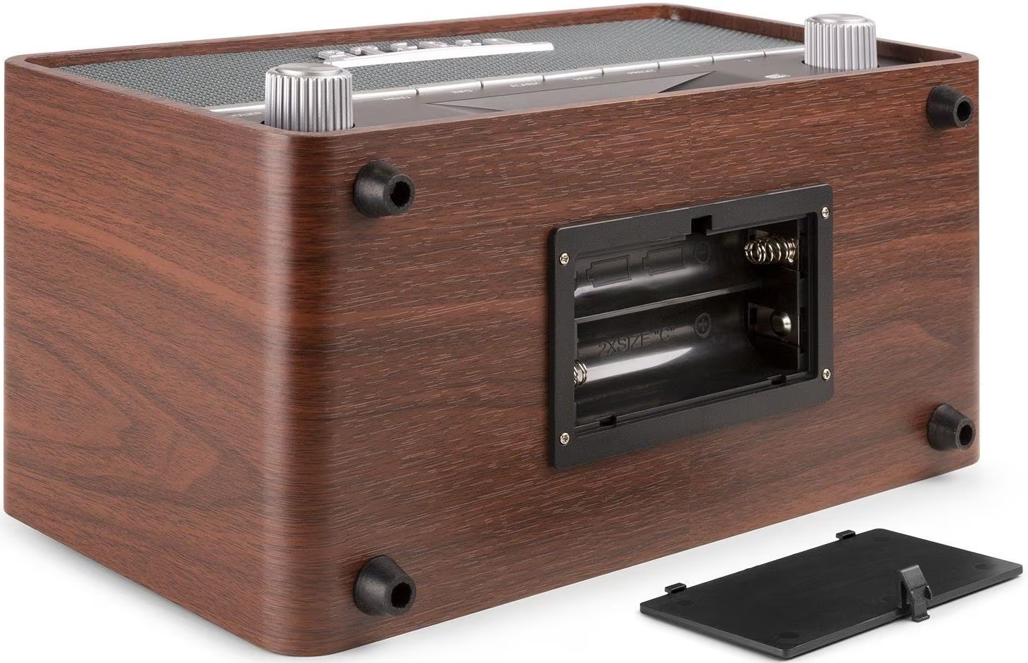 Une radio en bois avec des boutons, un compartiment à piles et un couvercle noir détaché. Quatre pieds noirs et une grille de haut-parleur sont visibles.