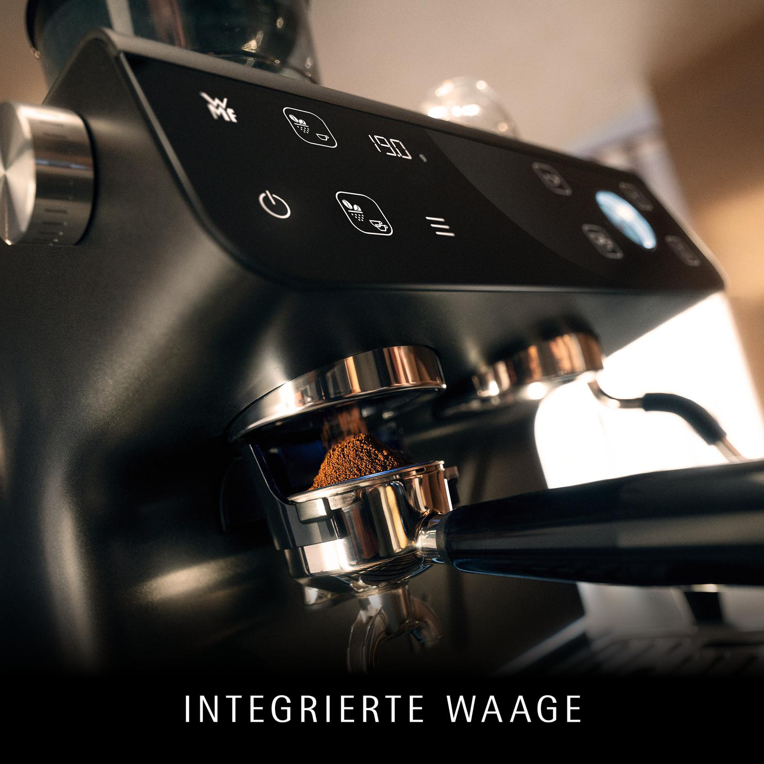 Eine schwarze Espressomaschine mit einem Siebträger, der sich mit Kaffeepulver füllt. Das Display der Maschine zeigt Einstellungen.