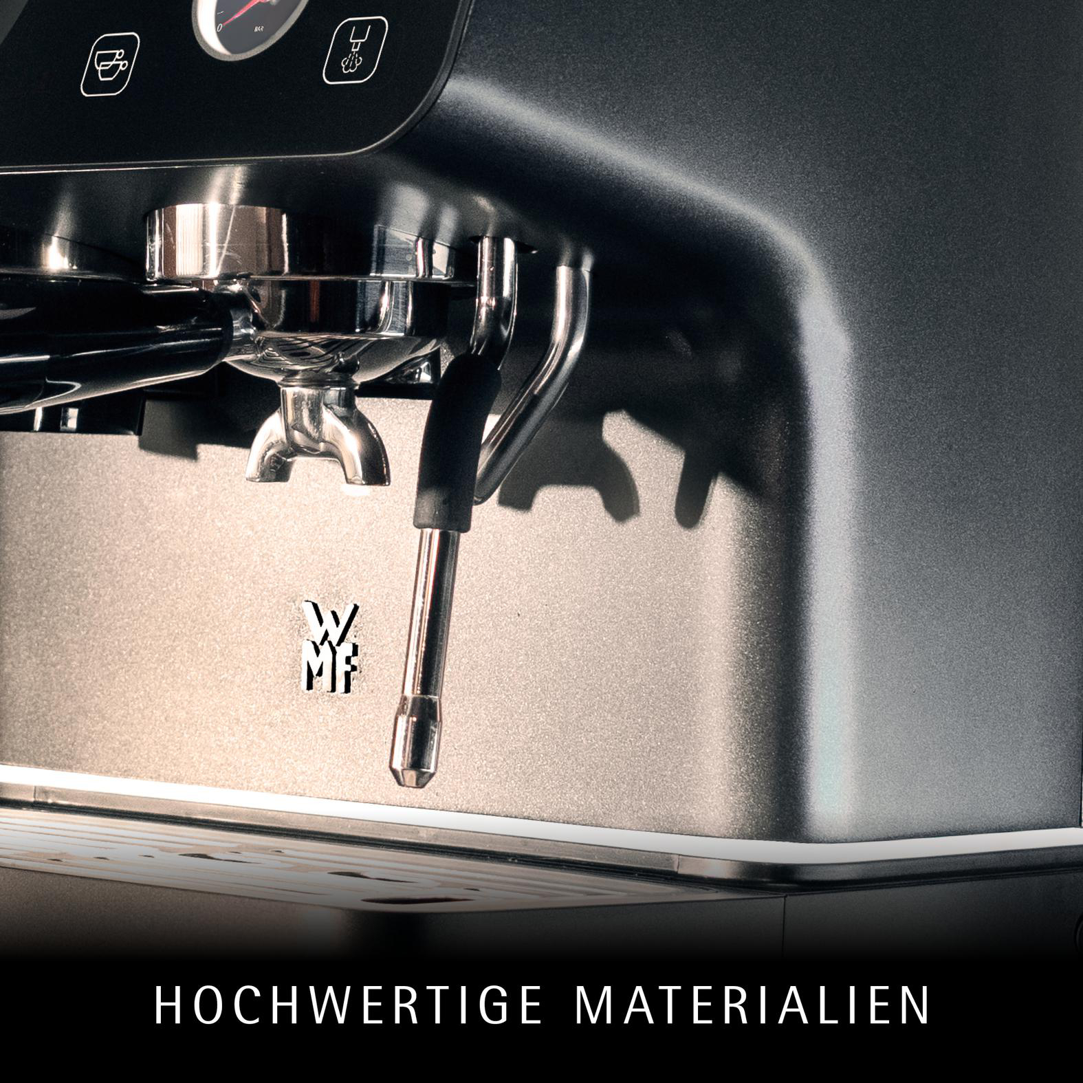 Nahaufnahme einer silbernen Espressomaschine. Mit Dampflanze, Siebträger und WMF-Logo. Der Hintergrund ist dunkelgrau.