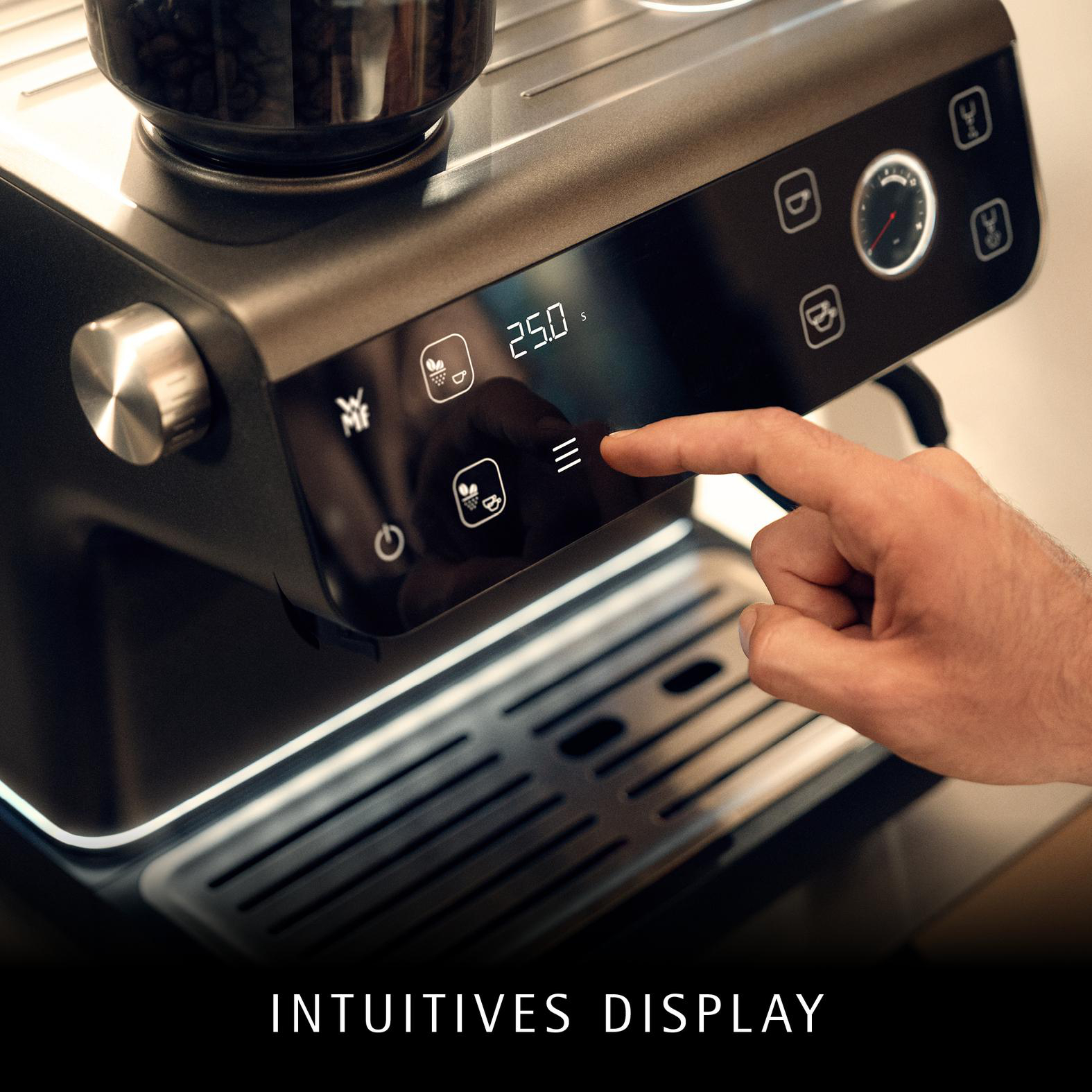 Eine Hand berührt das Display einer Kaffeemaschine. Das Display zeigt 25,0 s. Die Maschine ist schwarz und silber.