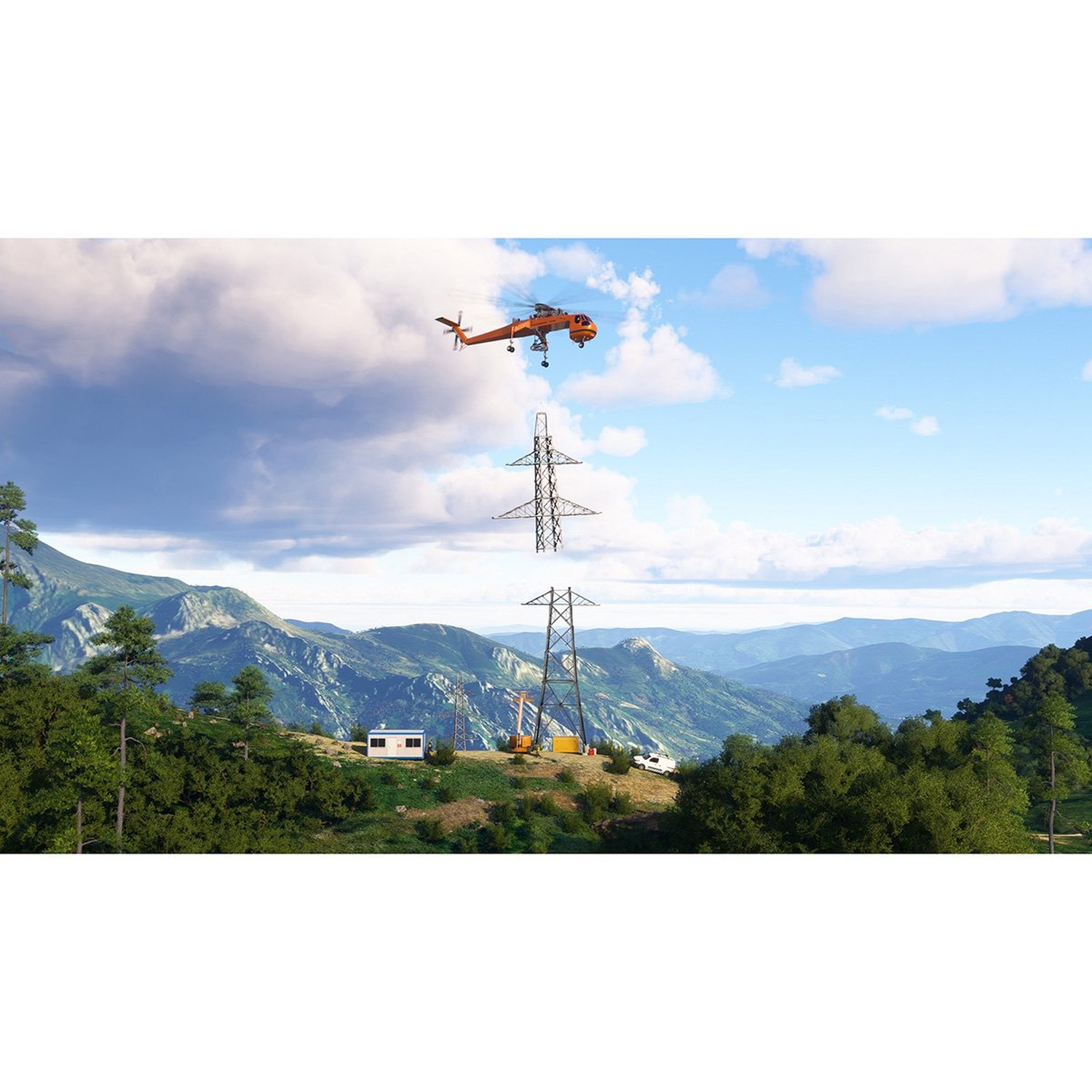 Een oranje helikopter vliegt in de buurt van hoogspanningslijnen op een berg. Groene bomen en een wit gebouw op de achtergrond.