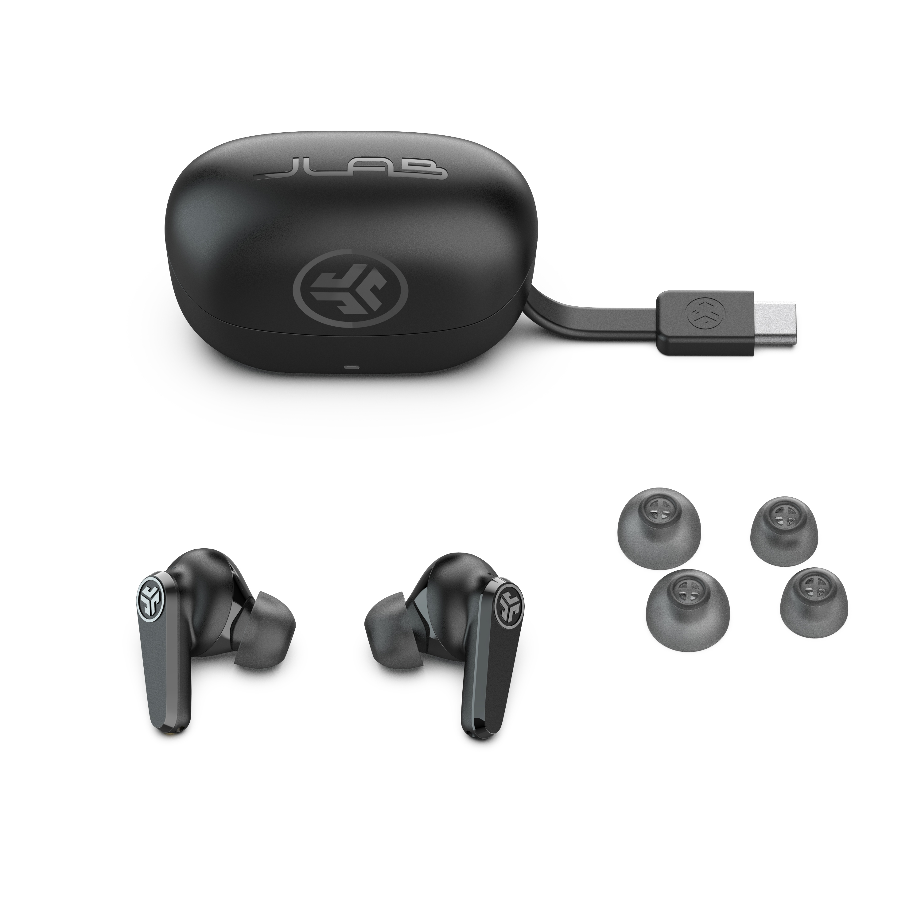 Schwarze kabellose Ohrhörer mit Ladecase, USB-C-Kabel und zusätzlichen Ohrstöpseln auf weißem Grund.