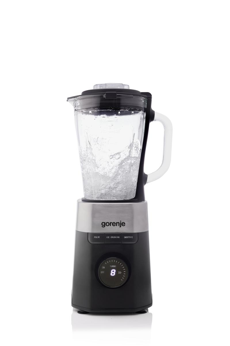 Ein Gorenje-Mixer mit Wasser im Inneren. Er hat eine schwarze Basis, eine silberne Mitte und einen transparenten Krug. Das Zifferblatt zeigt die Zahl 8.