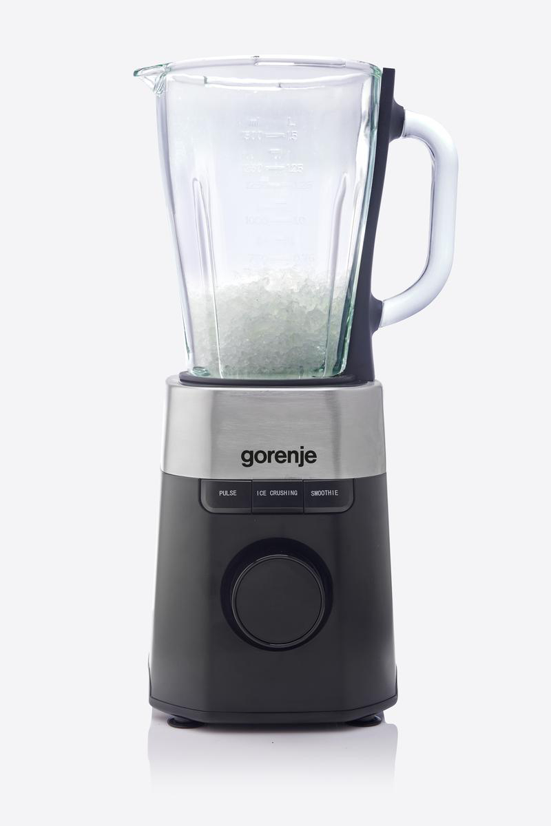 Ein schwarzer und silberner Gorenje-Mixer mit einem Glasbehälter, der mit Eis gefüllt ist. Die Knöpfe sind beschriftet: Pulse, Ice Crushing, Smoothie.