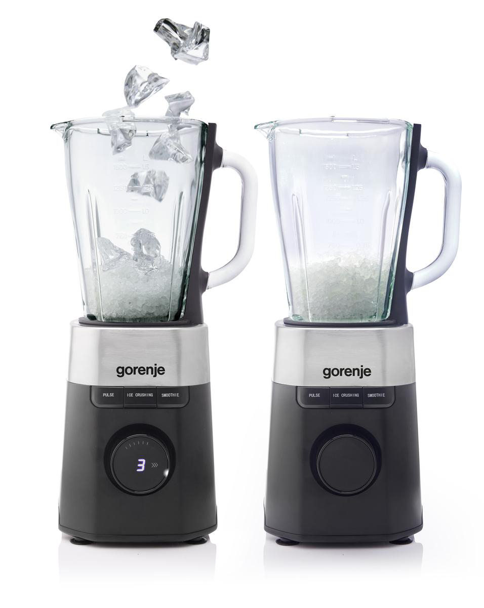 Zwei Gorenje-Mixer, einer mit fallenden Eiswürfeln, einer mit Crushed Ice. Beide auf weißem Hintergrund.