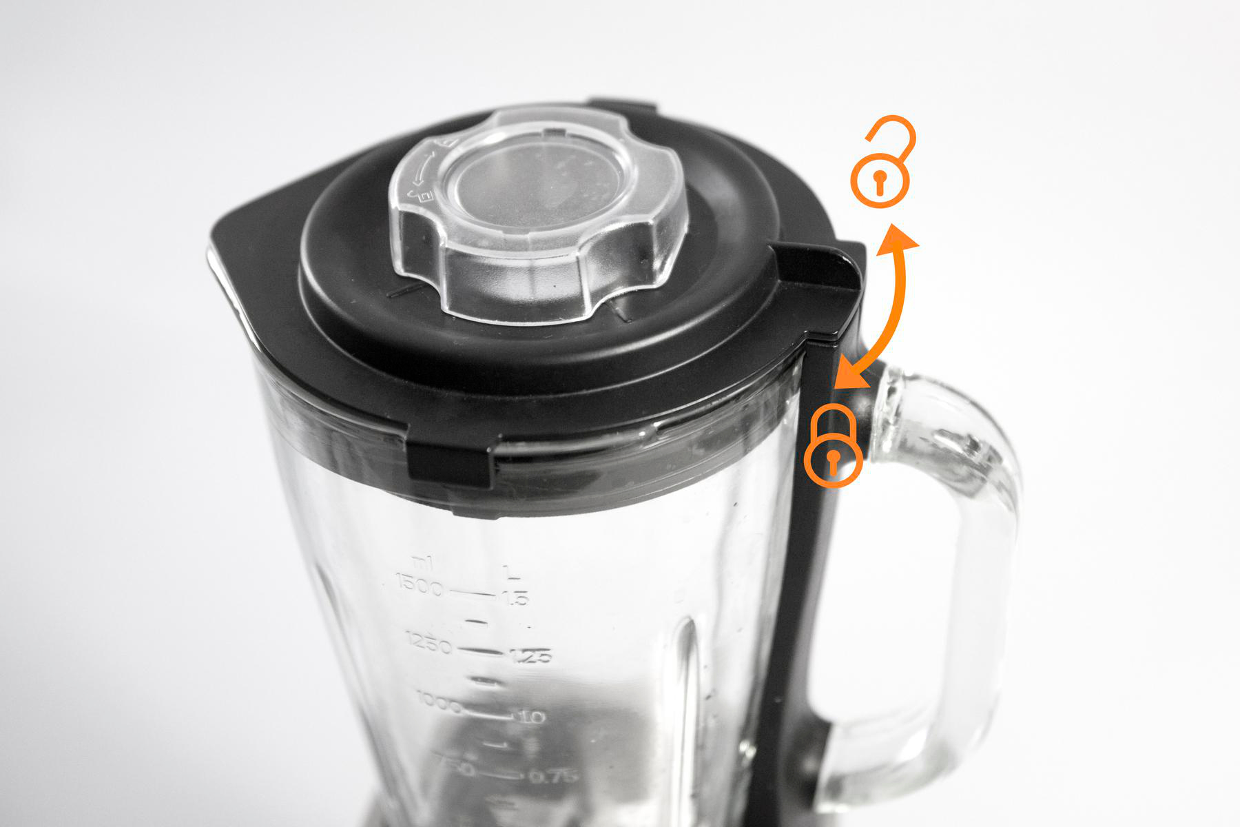Ein Mixer mit schwarzem Deckel und einem durchsichtigen Glasbehälter. Orangefarbene Schlosssymbole zeigen eine Entriegelungsaktion an.