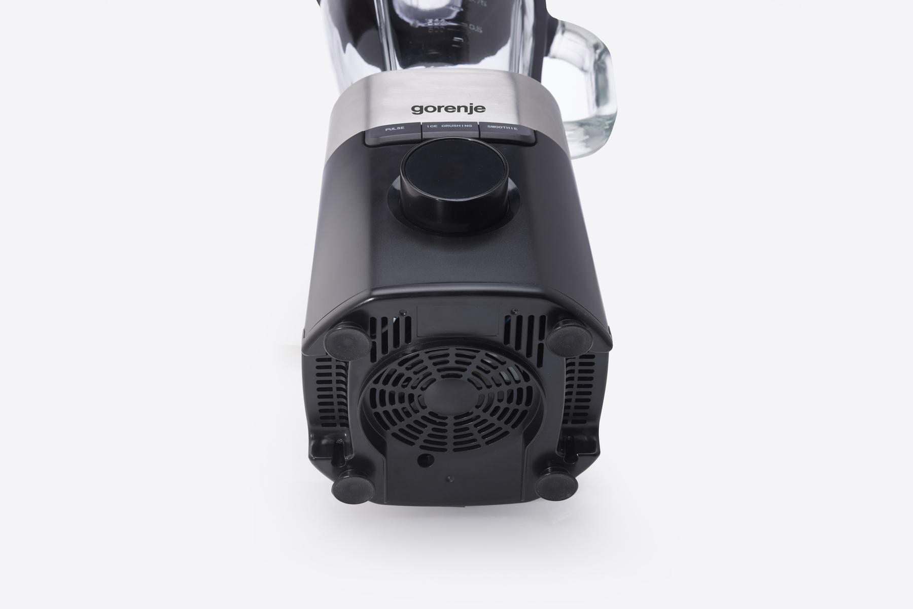 Ein schwarzer und silberner Gorenje-Mixer ist von oben zu sehen. Er steht auf einer weißen Oberfläche.