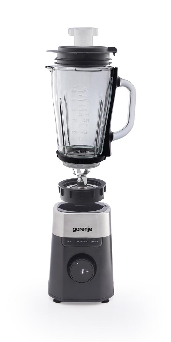 Ein Mixer mit Glaskrug, schwarzem Sockel und silbernen Akzenten. Der Krug hat Messungen. Die Marke ist Gorenje.