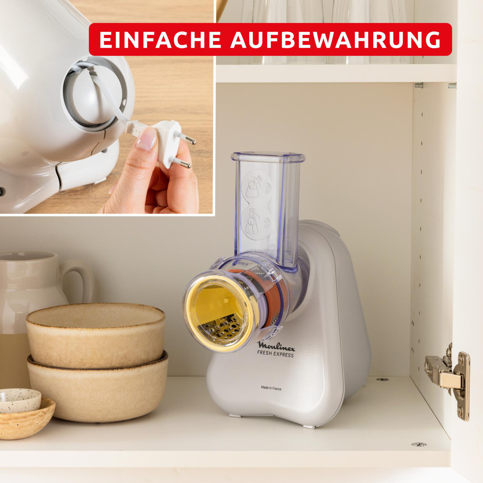 Ein weißer Moulinex Fresh Express steht auf einem Regal. Eine Hand steckt einen Stecker in das Gerät. Schüsseln sind im Vordergrund.