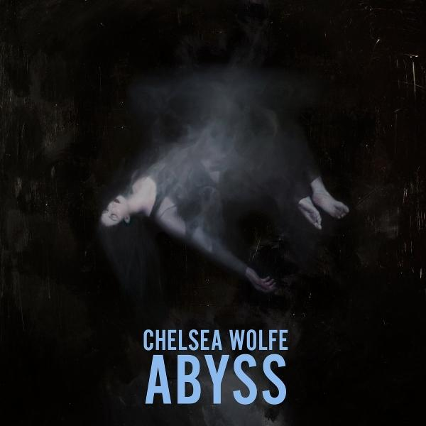 Eine Frau schwebt in einem dunklen, rauchigen Raum. Ihr Körper ist blass, ihr langes Haar fließt. Der Albumtitel „ABYSS“ steht unten.