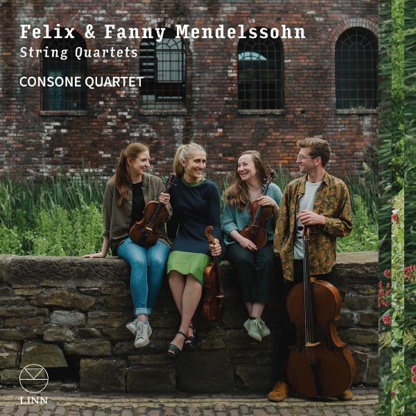 Vier Musiker mit Streichinstrumenten sitzen auf einer Steinmauer. Dahinter ist ein Backsteingebäude. Das Cover für Felix & Fanny Mendelssohn.