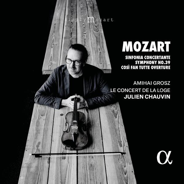 Ein Mann mit Brille hält eine Geige auf einem Holztisch. Text beinhaltet 'Mozart', Symphonie-Details und Namen der Künstler.