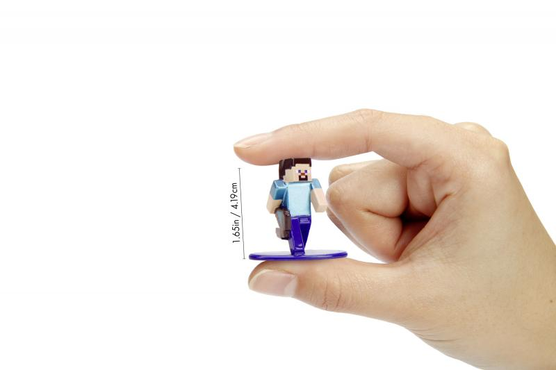 Eine Hand hält eine Minecraft-Figur. Die Figur ist eine pixelige Figur auf einer blauen Basis. Der Hintergrund ist weiß.
