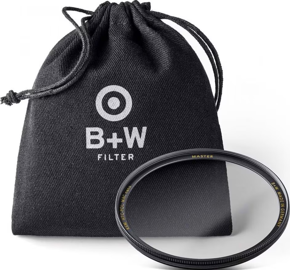 Un sac noir avec le logo blanc 'B+W FILTER' et un objectif devant. L'objectif porte la mention 'B+W MADE IN GERMANY'.