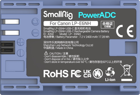 Una batteria SmallRig PowerADC blu e grigia. Il testo include dettagli del modello, avvertenze e certificazioni come CE e RoHS.