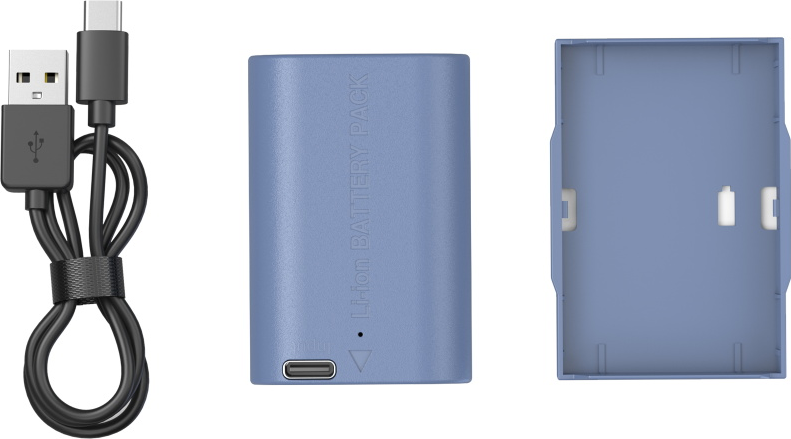 L'immagine mostra una batteria blu, il suo involucro e un cavo USB. Batteria con la scritta 'Li-Ion Battery Pack'.
