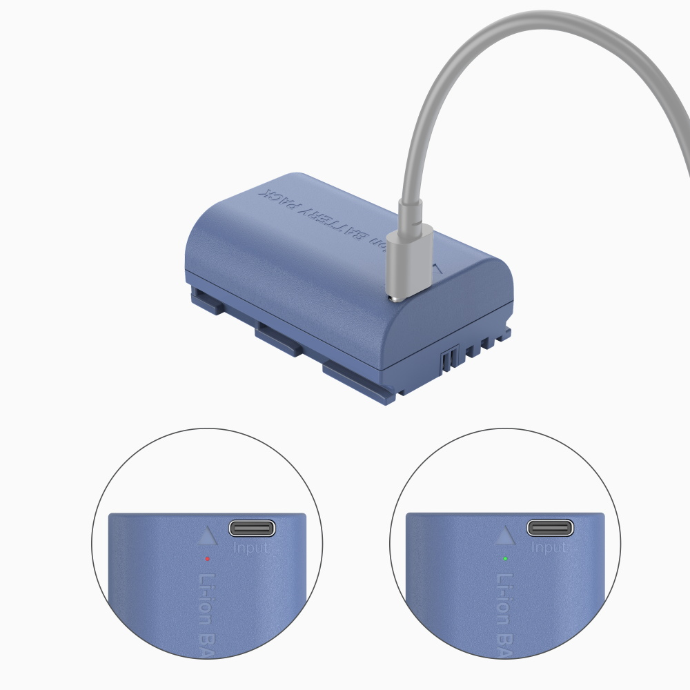 Un pacco batteria blu si sta caricando con un cavo grigio. Due primi piani mostrano l'ingresso, uno con luce rossa e l'altro verde.