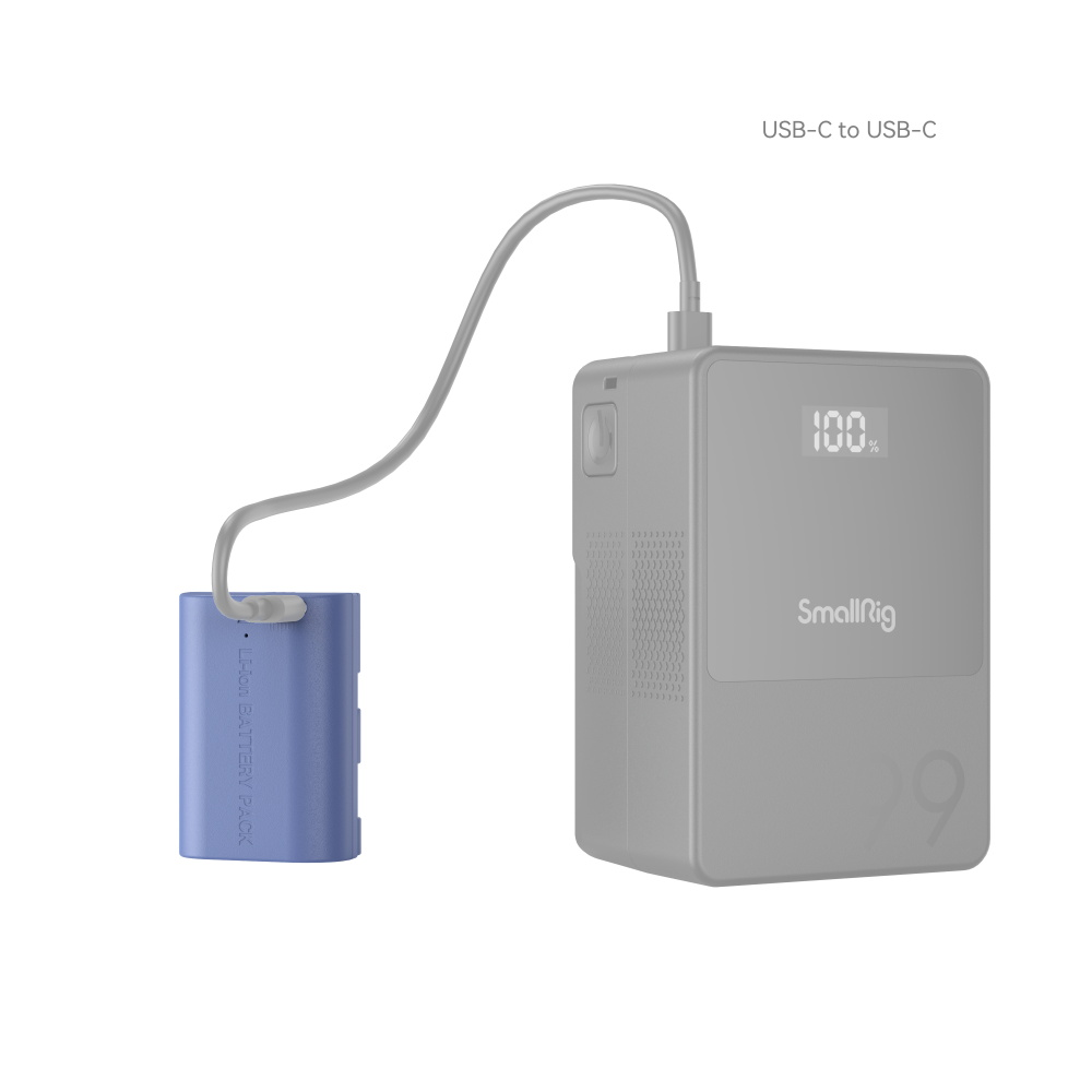 Un pacco batteria blu è collegato a un power bank grigio tramite un cavo USB-C grigio. Il power bank mostra 100%.