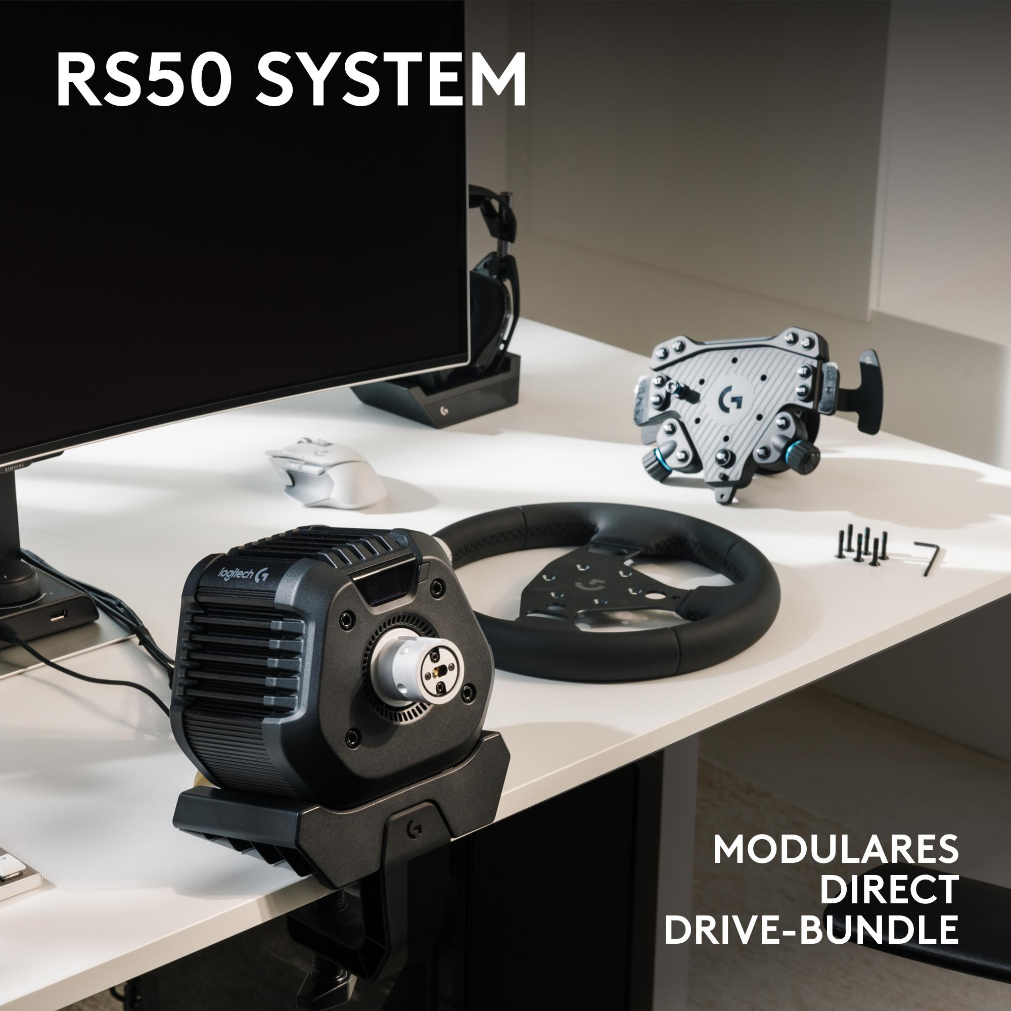 Ein Gaming-Lenkradsystem mit Lenkrad, Motor und Pedalen auf einem Schreibtisch. Das System ist schwarz. Ein Monitor und eine Maus sind ebenfalls sichtbar.
