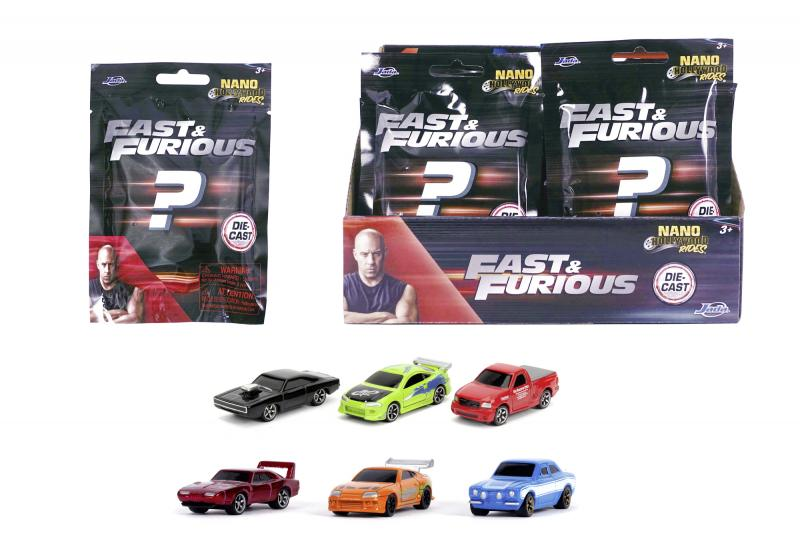 Das Bild zeigt Spielzeugautos und Verpackungen von Fast & Furious. Mehrere Spielzeugautos in verschiedenen Farben stehen vor einer Displaybox mit dem Filmlogo.