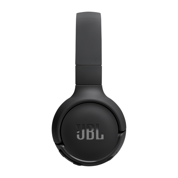 Fekete JBL fejhallgató, fekete háttérrel. A JBL logója látható a fülkagylón.
