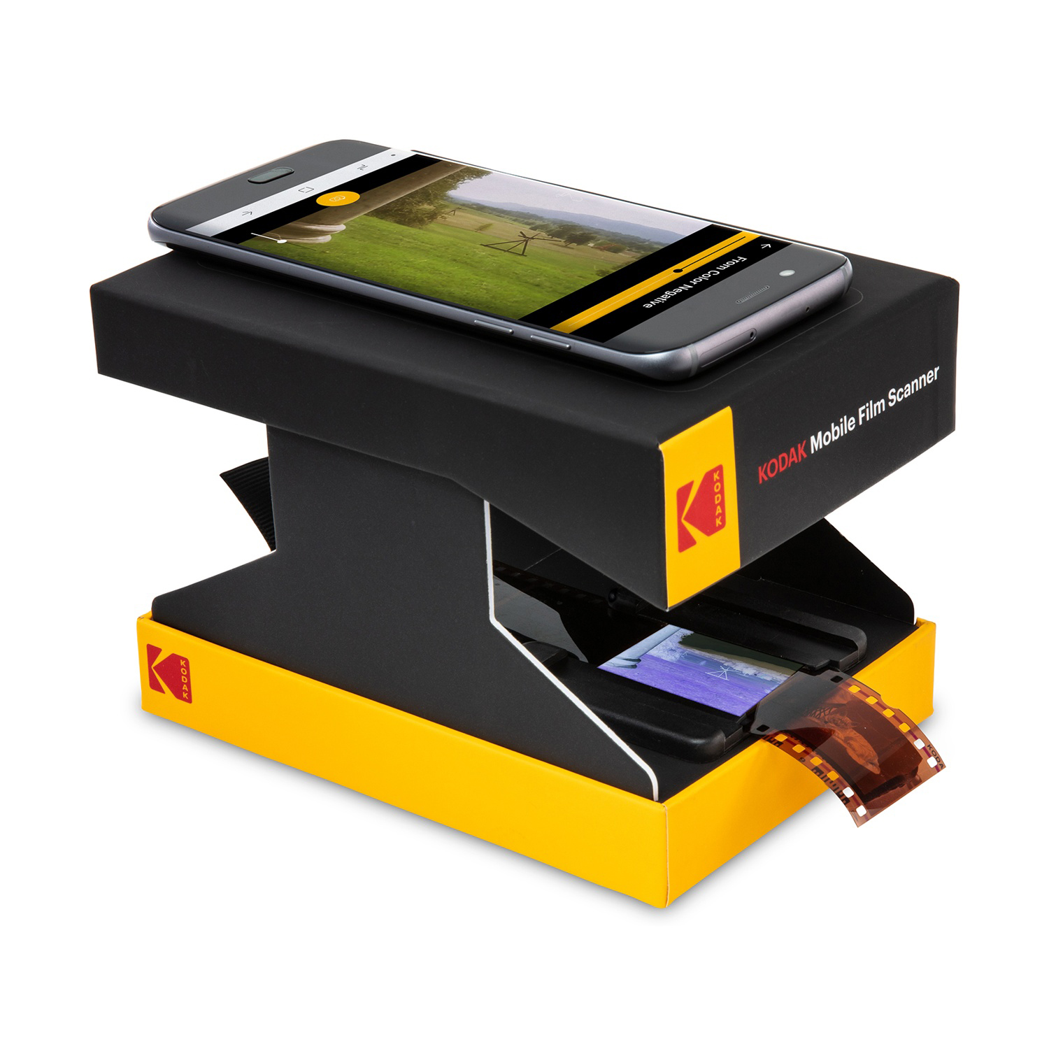 Uno scanner per pellicole mobile Kodak con uno smartphone sopra. Si sta scansionando una striscia di pellicola. Lo scanner è nero e giallo.