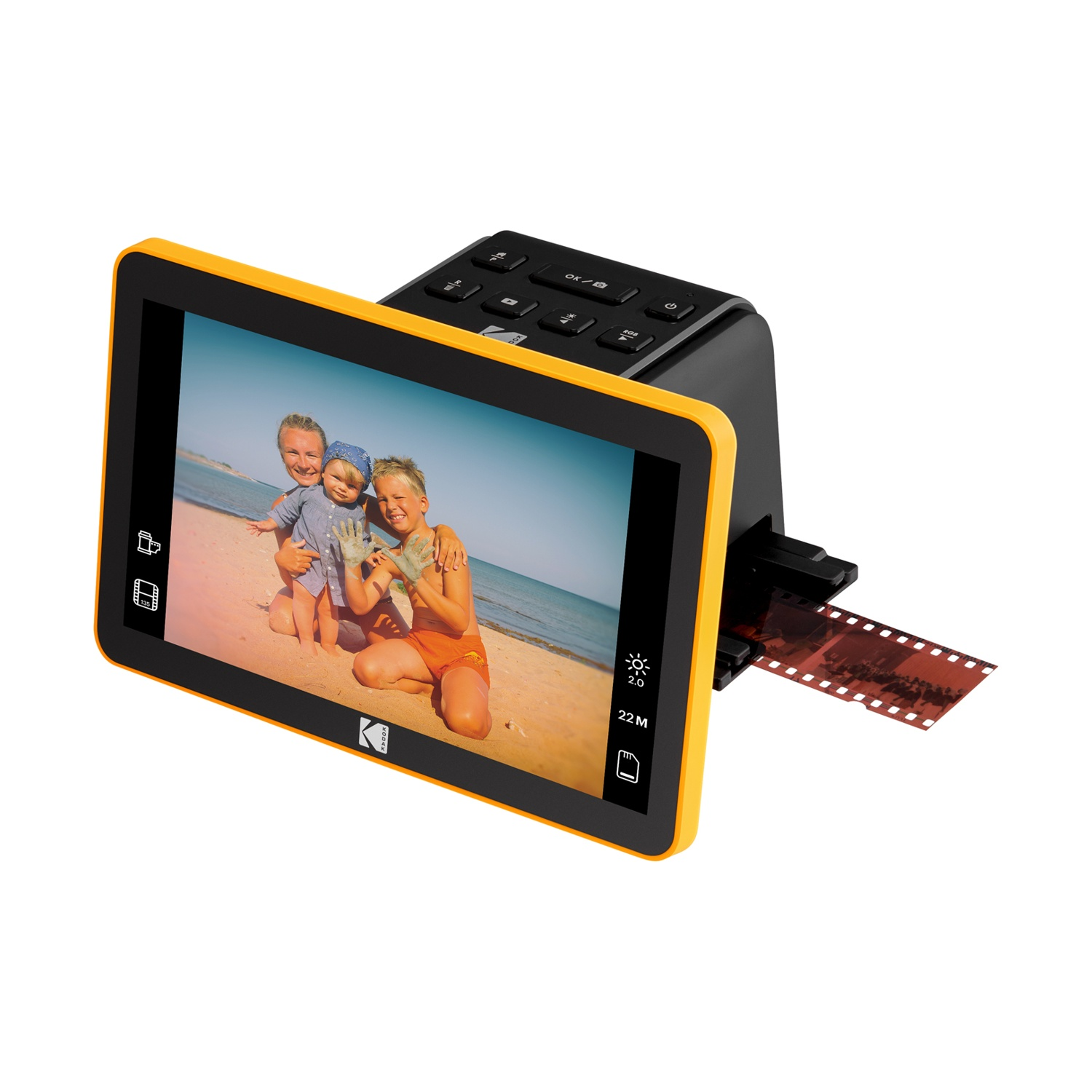 Uno scanner per film digitale con schermo che mostra una foto di famiglia sulla spiaggia. Viene inserita una striscia di pellicola. Lo scanner ha una cornice gialla.