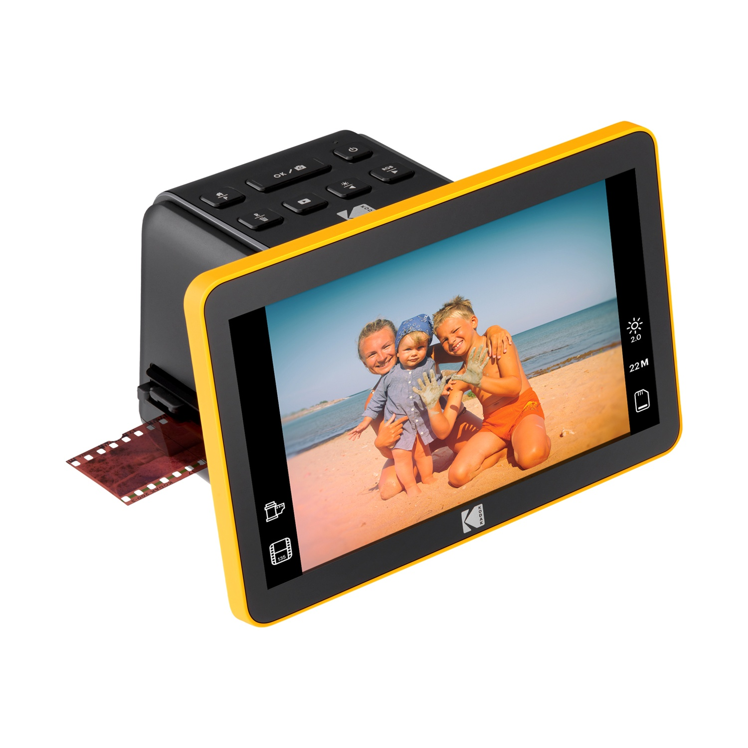 Uno scanner per film mostra una foto di famiglia sul suo schermo. Esce una striscia di film. Lo scanner è giallo e nero.