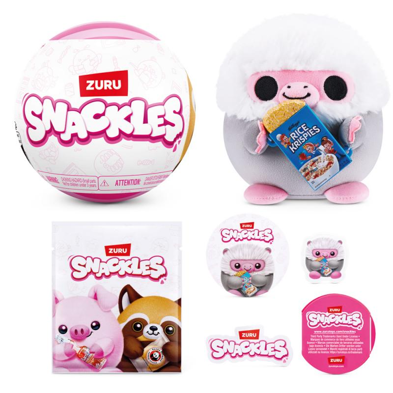Verschiedene ZURU Snackles-Spielzeuge und -Verpackungen werden gezeigt, darunter ein Plüschtier mit Rice Krispies und Aufklebern.